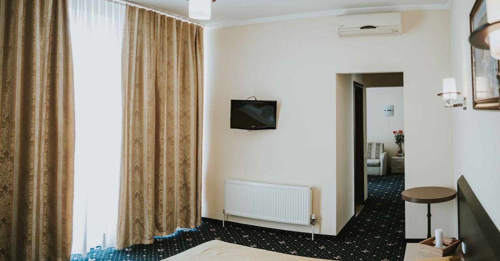 Manhattan Hotel & Restaurant Chisinau Ngoại thất bức ảnh