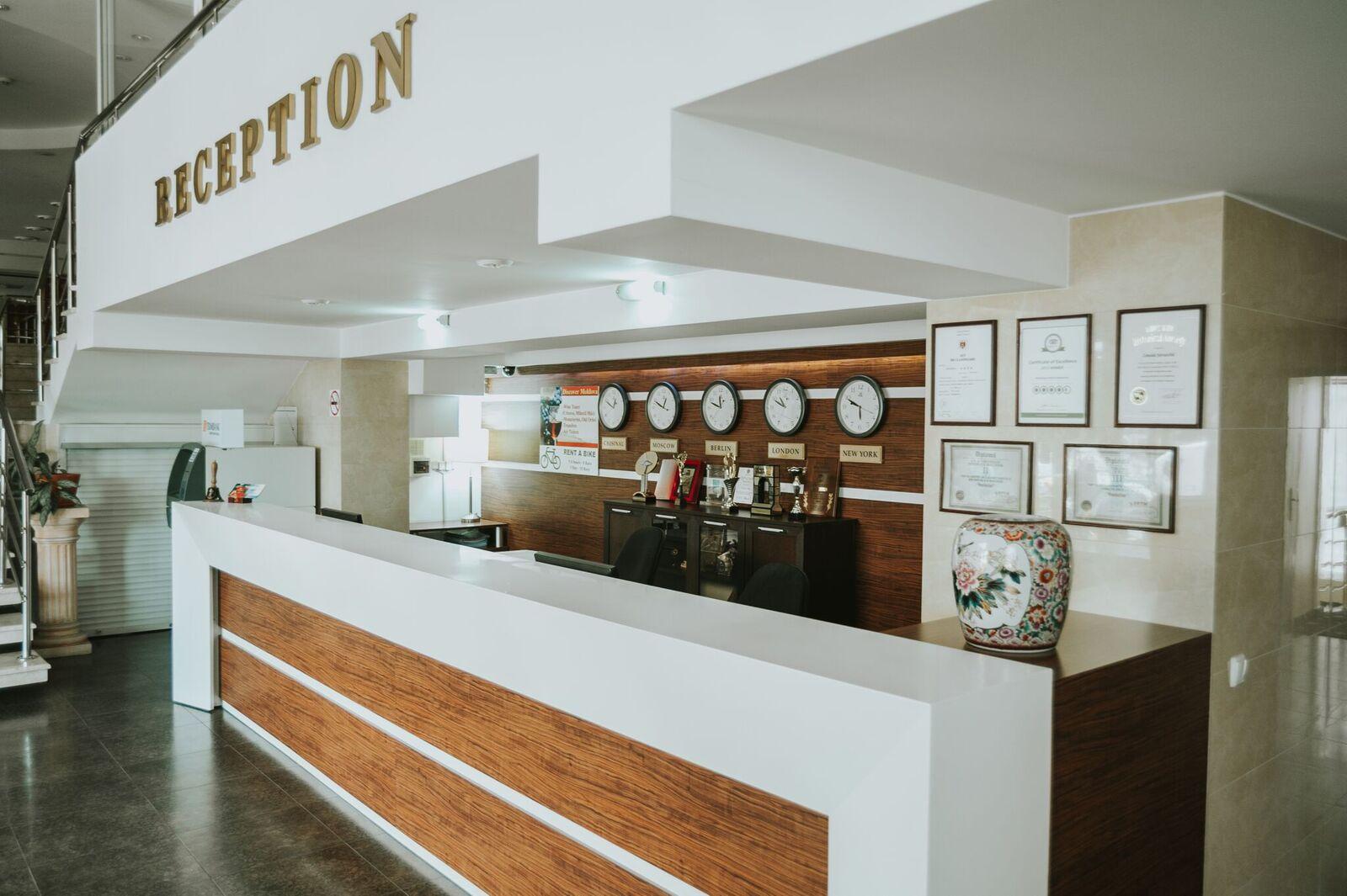 Manhattan Hotel & Restaurant Chisinau Ngoại thất bức ảnh