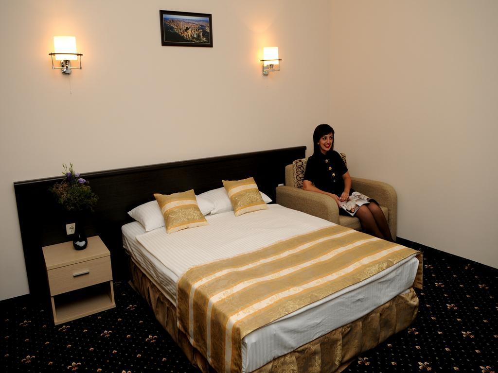 Manhattan Hotel & Restaurant Chisinau Ngoại thất bức ảnh