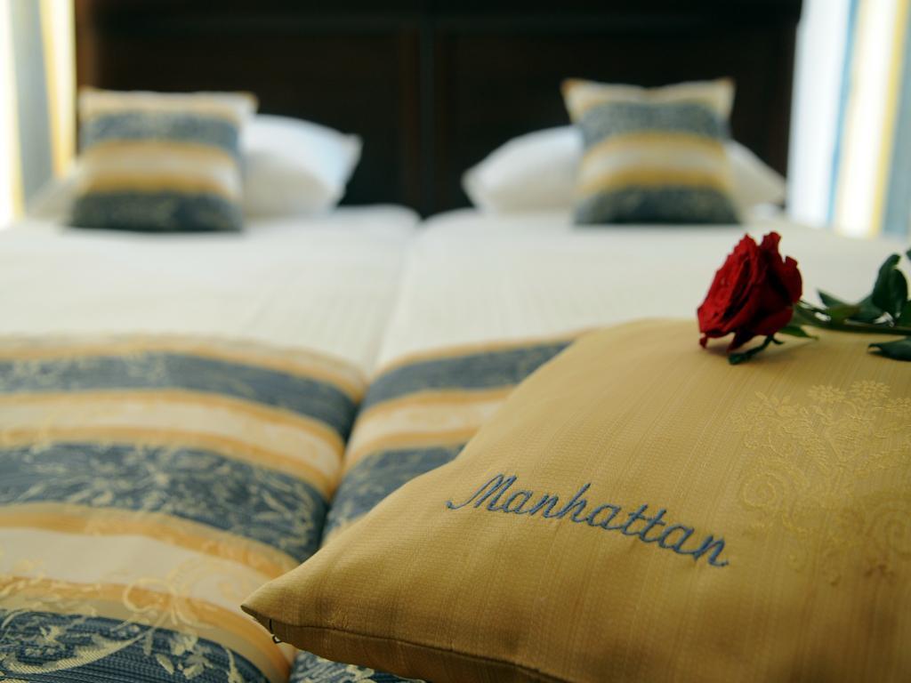 Manhattan Hotel & Restaurant Chisinau Ngoại thất bức ảnh