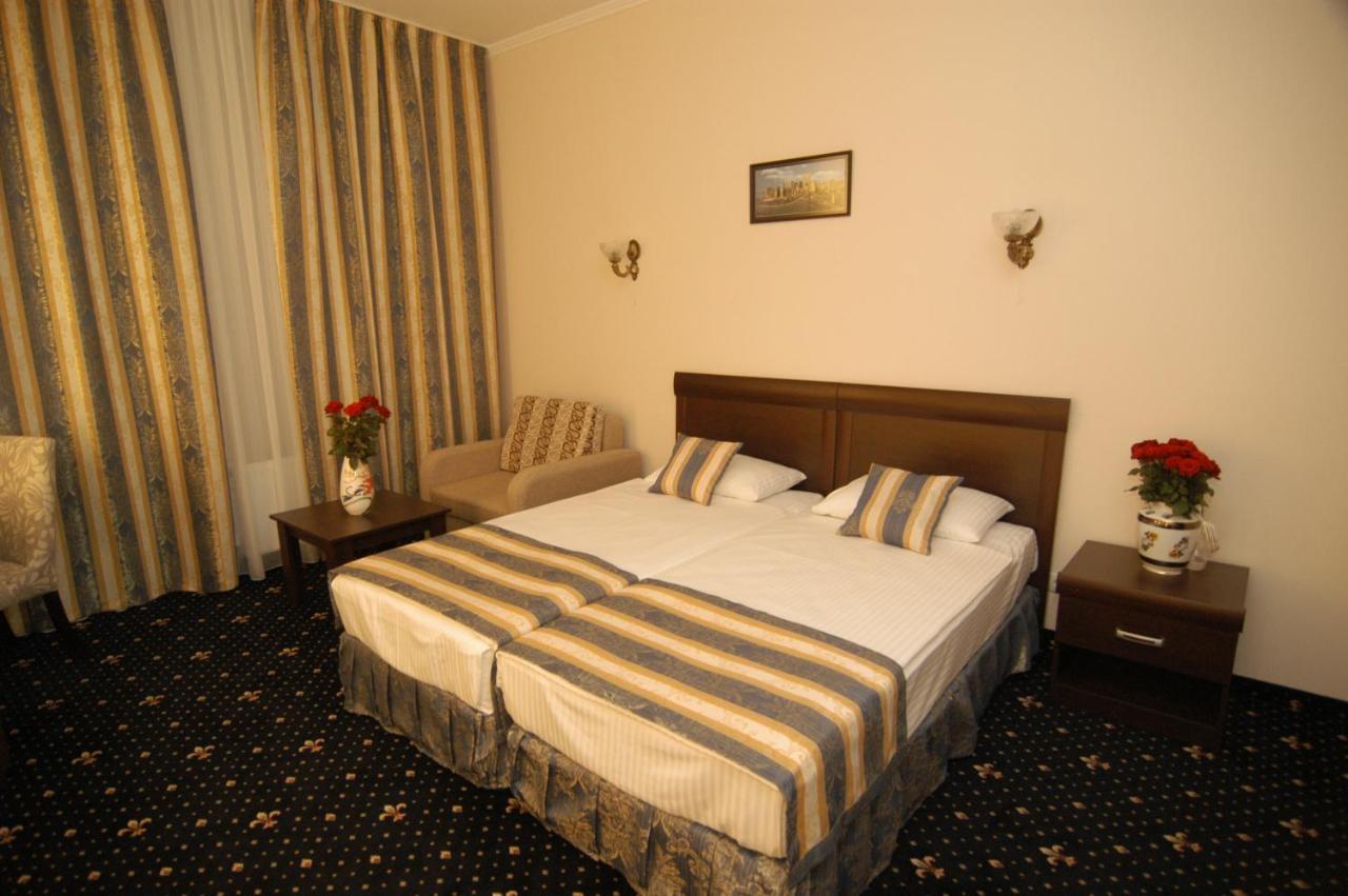 Manhattan Hotel & Restaurant Chisinau Ngoại thất bức ảnh