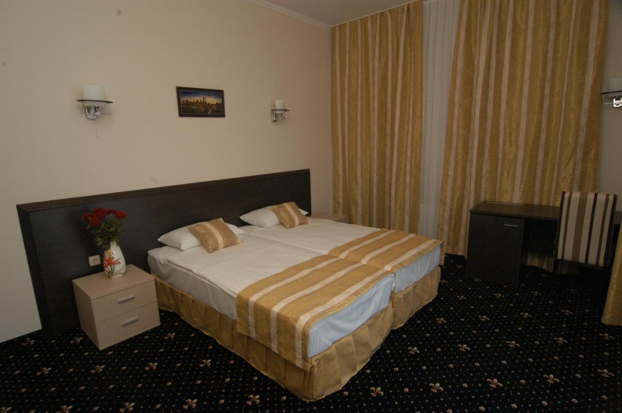 Manhattan Hotel & Restaurant Chisinau Ngoại thất bức ảnh