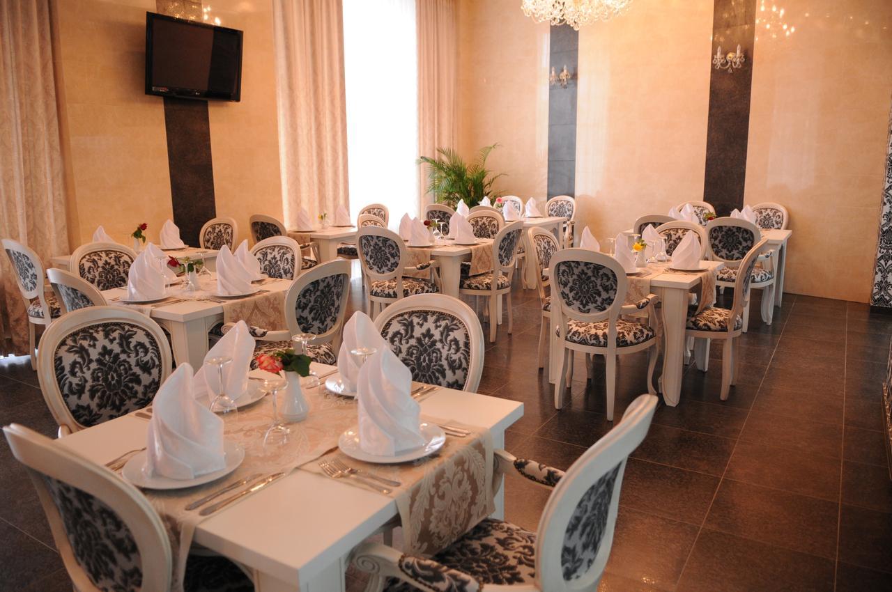 Manhattan Hotel & Restaurant Chisinau Ngoại thất bức ảnh