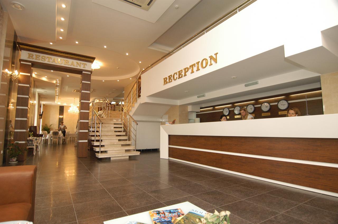 Manhattan Hotel & Restaurant Chisinau Ngoại thất bức ảnh