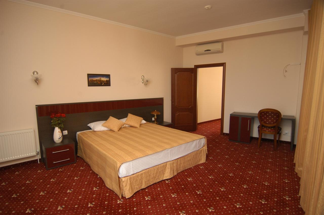 Manhattan Hotel & Restaurant Chisinau Ngoại thất bức ảnh